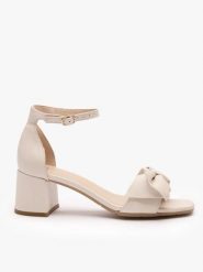 Kremowe sandały na obcasie z kokardą. Brązowe sandały Ryłko, bez wzorów, z materiału, eleganckie, bez obcasa, na obcasie, bez zapięcia. Za 429.99 zł.