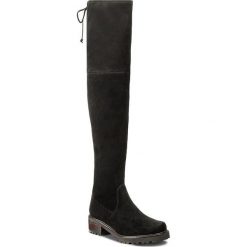 Muszkieterki STUART WEITZMAN - Vanland Black Suede. Czarne kozaki Stuart Weitzman, z materiału, bez obcasa, na obcasie, bez zapięcia. W wyprzedaży za 1,909.00 zł.