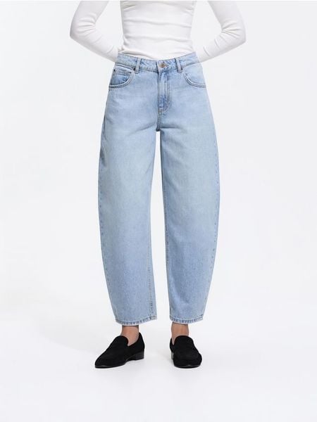 Jeansy barrel z krótszą nogawką - niebieski. Niebieskie jeansy Reserved, bez wzorów. Za 129.99 zł.