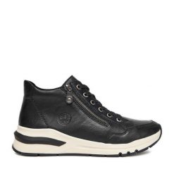 Botki Rieker. Czarne botki Rieker, bez wzorów, bez obcasa, na koturnie, bez zapięcia. Za 379.99 zł.