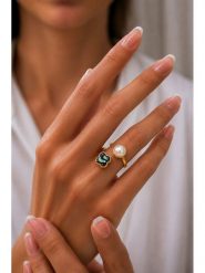 L'Atelier de Gaia Pozłacany pierścionek z perłą i masą perłową rozmiar: onesize. Białe pierścionki L'Atelier de Gaia, z perłą, pozłacane. Za 36.95 zł.