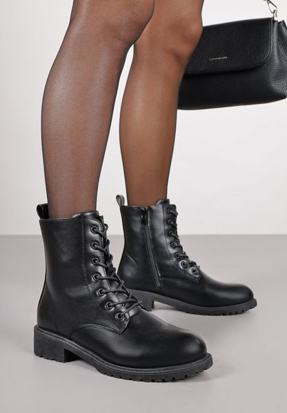 Czarne Botki Workery w Klasycznym Stylu Sorrie. Czarne botki Born2be, bez wzorów, z dzianiny, bez obcasa, na płaskiej podeszwie, bez zapięcia. Za 89.99 zł.