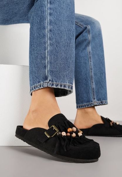 Czarne Klapki na Platformie Ozdobione Koralikami Klamrami i Frędzlami Leurecea. Czarne klapki Renee, bez wzorów, bez obcasa, na platformie. Za 119.99 zł.