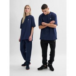 Koszulka Hummel Loose Bee. Niebieskie bluzki Hummel, bez wzorów, sportowe, bez kołnierzyka, bez ramiączek. Za 137.90 zł.