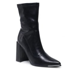 Botki DeeZee. Czarne botki DeeZee, bez wzorów, bez obcasa, na słupku, bez zapięcia. Za 159.99 zł.