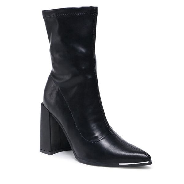 Botki DeeZee. Czarne botki DeeZee, bez wzorów, bez obcasa, na słupku, bez zapięcia. Za 159.99 zł.