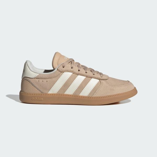 Młodzieżowe Buty Breaknet Sleek. Biała obuwie sportowe Adidas, z gumy, bez zapięcia, na jogę i pilates. Za 199.00 zł.