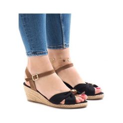 Czarne sandały na koturnie espadryle 1484-1. Czarne sandały ButyModne, z aplikacjami, bez obcasa, na koturnie, bez zapięcia. Za 98.99 zł.