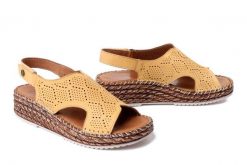MANITU 910328-06 gelb, sandały damskie. Żółte sandały Manitu, bez wzorów, ze skóry, bez obcasa, na koturnie, bez zapięcia. Za 269.90 zł.