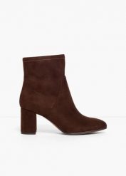 Krótkie botki marki Marco Tozzi z elastyczną cholewką. Brązowe botki bonprix, bez wzorów, bez obcasa, bez zapięcia. Za 249.99 zł.