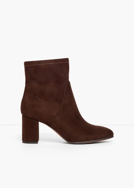 Krótkie botki marki Marco Tozzi z elastyczną cholewką. Brązowe botki bonprix, bez wzorów, bez obcasa, bez zapięcia. Za 249.99 zł.