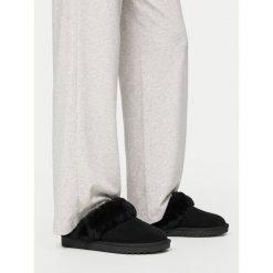 Kapcie Badura. Czarne obuwie domowe Badura, bez wzorów, bez zapięcia. Za 159.99 zł.