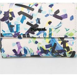 Desigual - Portfel. Białe portfele Desigual, bez wzorów, z materiału. W wyprzedaży za 129.90 zł.