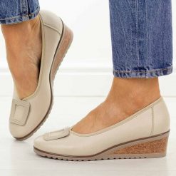 Beżowe czółenka damskie na koturnie Potocki 12791. Brązowe czółenka POTOCKI, z aplikacjami, z materiału, z okrągłym noskiem, bez obcasa, na koturnie, bez zapięcia. Za 189.00 zł.