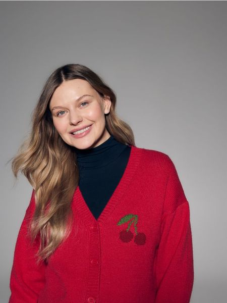 Kardigan z wełną - bordowy. Czerwone kardigany Reserved, l, bez wzorów, z bawełny. W wyprzedaży za 159.99 zł.