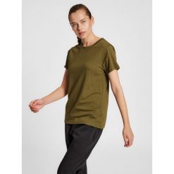 Koszulka damska Hummel Red Basic. Zielone koszulki sportowe Hummel, bez wzorów, z bawełny, bez ramiączek. Za 117.00 zł.