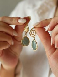 Pierres de Jade Pozłacane kolczyki-wkrętki z amazonitami rozmiar: onesize. Zielone kolczyki Pierres de Jade, pozłacane. Za 43.99 zł.