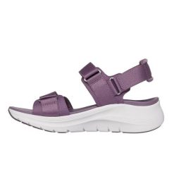 Sandały Skechers Model Arch Fit 2.0 Kolor Fioletowy. Fioletowe sandały Skechers, bez wzorów, z tkaniny, sportowe, bez obcasa, bez zapięcia. Za 299.99 zł.