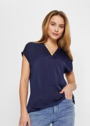 Luźna satynowa tunika z krótkim rękawem i obniżoną linią ramion. Czerwone tuniki bonprix, bez wzorów, z satyny, eleganckie, bez kołnierzyka, bez ramiączek. Za 77.99 zł.