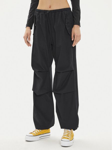 Converse Spodnie materiałowe W Parachute Pant 10026399-A01 Czarny Loose Fit. Czarne spodnie materiałowe Converse, m, bez wzorów, z bawełny. Za 219.99 zł.