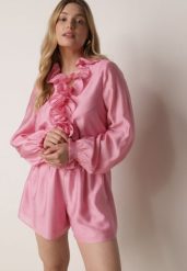 Różowy Krótki Kombinezon Ozdobiony Żabotem Menimei. Czerwone sukienki Born2be, na co dzień, l, z aplikacjami, z materiału, eleganckie, bez kołnierzyka, bez ramiączek, mini, proste. Za 179.99 zł.