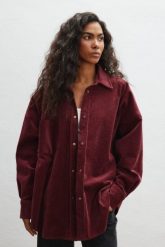 Sztruksowa koszula typu oversize w kolorze BURGUNDY - GARNET-M/L. Czerwone koszule Marsala, l, bez wzorów, z bawełny, klasyczne, bez kołnierzyka, bez ramiączek. Za 459.90 zł.