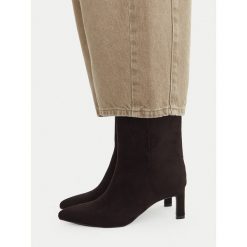 Botki JENNY. Brązowe botki Jenny, bez wzorów, bez obcasa, na słupku, bez zapięcia. Za 169.99 zł.