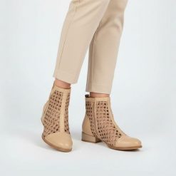 Botki damskie Maciejka, cholewka ze skóry naturalnej licowej ażurowa konstrukcja zapinane na suwak, blady rudy, 06397-29/00-1. Brązowe botki Maciejka, na lato, w ażurowe wzory, z jeansu, bez obcasa, na obcasie, bez zapięcia. Za 539.00 zł.