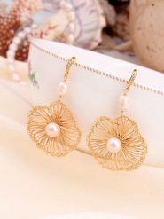 L'Atelier de Gaia Pozłacane kolczyki z perłami i cyrkoniami rozmiar: onesize. Białe kolczyki L'Atelier de Gaia, z cyrkonią, pozłacane, z zapięciem typu bigiel. Za 135.49 zł.
