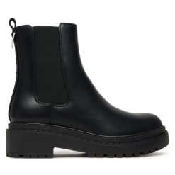 Sztyblety Guess. Czarne botki Guess, z aplikacjami, bez obcasa, na płaskiej podeszwie, bez zapięcia. Za 679.99 zł.