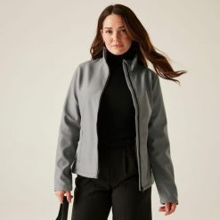 Damska kurtka softshell Ablaze z nadrukiem. Szare kurtki sportowe Regatta, na jesień, bez wzorów, z softshellu, bez kaptura, trekkingowe. Za 199.99 zł.