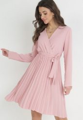 Ciemnoróżowa Sukienka Plisowana z Kopertowym Dekoltem i Paskiem Minesia. Czerwone sukienki Born2be, m, bez wzorów, z materiału, eleganckie, bez kołnierzyka, bez ramiączek, mini, kopertowe. Za 84.99 zł.