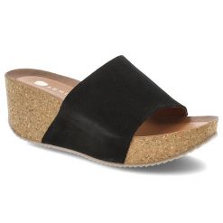 Czarne Klapki Armodo Stylowe Obuwie Damskie Na Koturnie. Czarne klapki Armodo, bez wzorów, bez obcasa, na koturnie. Za 299.00 zł.