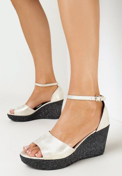 Złote Sandały na Koturnie z Brokatem i Skórzaną Wkładką Kamoria. Żółte sandały Born2be, bez wzorów, z otwartym noskiem, bez obcasa, na koturnie, bez zapięcia. Za 69.99 zł.