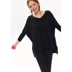 LUŹNY SWETER Z DEKOLTEM W SEREK. Swetry marki TOP SECRET. W wyprzedaży za 49.99 zł.