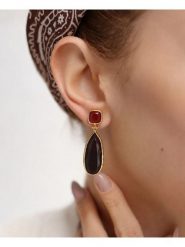 Pierres delicates Pozłacane kolczyki-wkrętki z tygrysim okiem rozmiar: onesize. Brązowe kolczyki Pierres delicates, pozłacane. Za 73.95 zł.