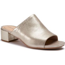 Klapki CLARKS - Orabella Daisy 261421004 Champagne Leather. Żółte klapki Clarks, bez wzorów, ze skóry, bez obcasa, na obcasie. W wyprzedaży za 239.00 zł.