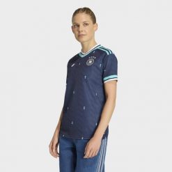 Koszulka wyjazdowa Niemcy 26. Niebieskie bluzki Adidas, bez wzorów, sportowe, bez kołnierzyka, bez ramiączek. Za 439.00 zł.