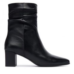 Botki Caprice. Czarne botki Caprice, bez wzorów, bez obcasa, na słupku, bez zapięcia. Za 589.99 zł.