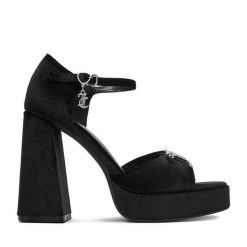 Sandały Juicy Couture. Czarne sandały Juicy Couture, bez wzorów, bez obcasa, na słupku, bez zapięcia. Za 239.99 zł.