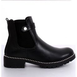 Botki damskie sztyblety czarne NC886 Black. Czarne botki ButyModne, z aplikacjami, ze skóry, bez obcasa, bez zapięcia. W wyprzedaży za 159.00 zł.