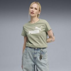 Damska koszulka z logo ESS No. 1 PUMA Lux Army Green. Zielone bluzki Puma, bez wzorów, sportowe, bez kołnierzyka, bez ramiączek. Za 99.00 zł.