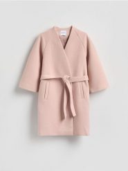 Płaszcz z paskiem - pastelowy róż. Czerwone płaszcze Reserved, l, bez wzorów, z tkaniny, bez kaptura. Za 329.99 zł.