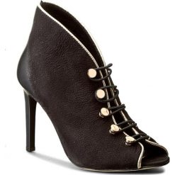 Szpilki CARINII - B3928 360-J16-000-B16. Czarne botki Carinii, z aplikacjami, z nubiku, eleganckie, bez obcasa, na obcasie, bez zapięcia. W wyprzedaży za 199.00 zł.