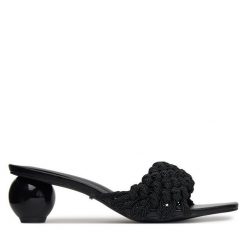 Klapki DeeZee. Czarne klapki DeeZee, bez wzorów, bez obcasa. Za 179.99 zł.