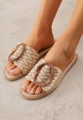 Ciemnobeżowe Klapki z Plecionką i Geometryczną Klamrą Nemornell. Brązowe klapki Renee, bez wzorów, bez obcasa, na płaskiej podeszwie. Za 79.99 zł.