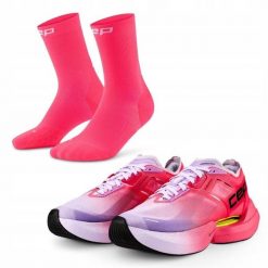 Zestaw biegacza: damskie buty sportowe i skarpety biegowe. Czerwone obuwie sportowe CEP, bez zapięcia. Za 907.20 zł.