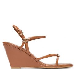 Sandały Guess. Brązowe sandały Guess, z aplikacjami, bez obcasa, na koturnie, bez zapięcia. Za 494.99 zł.