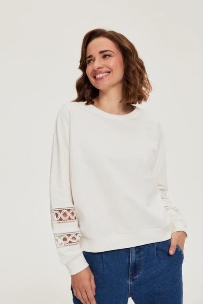 Bluza z ozdobymi rękawami biała. Białe bluzy MOODO, l, bez wzorów, z bawełny, bez kaptura. Za 129.99 zł.