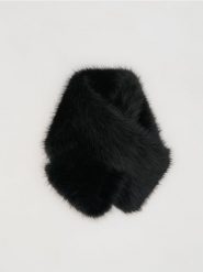 Szalik ze sztucznego futra - czarny. Czarne szaliki Reserved, bez wzorów. Za 89.99 zł.